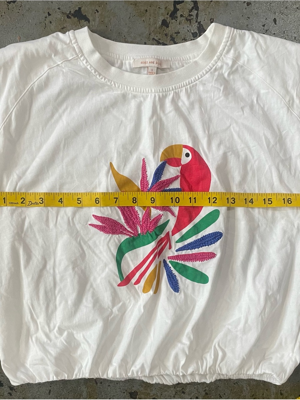 Skies Are Blue White Tee with Vibrant Parrot with Embroidered Detail Size Sm - Picture 3 of 5
